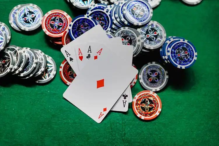 Người chơi tham gia bàn Live Casino cam67 qua điện thoại với dealer thật